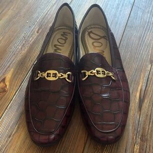 Sam Edelman Burgundy Croc-Embossed Loafers with Gold Chain 8.5